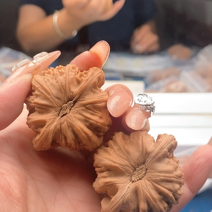 择***行吊坠桃核46全品白狮子