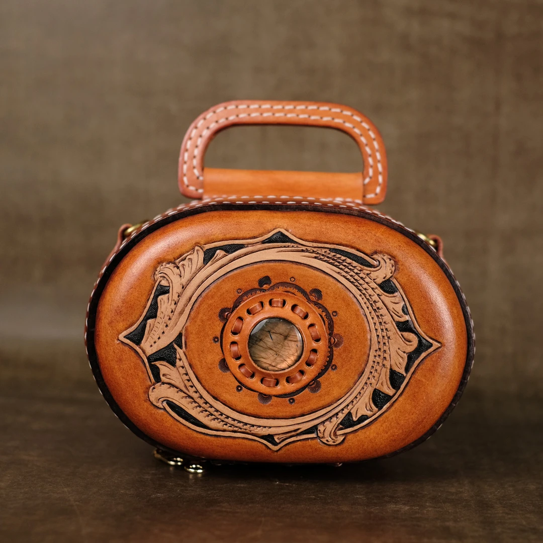 2025早春新款【探险拉长石斜挎包】意大利进口 皮雕手工包