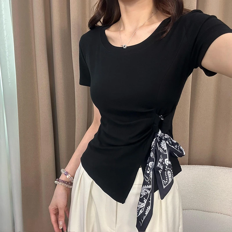 大码女2025夏季新款遮肉显瘦侧摆配丝巾T恤小众设计正肩短袖上衣