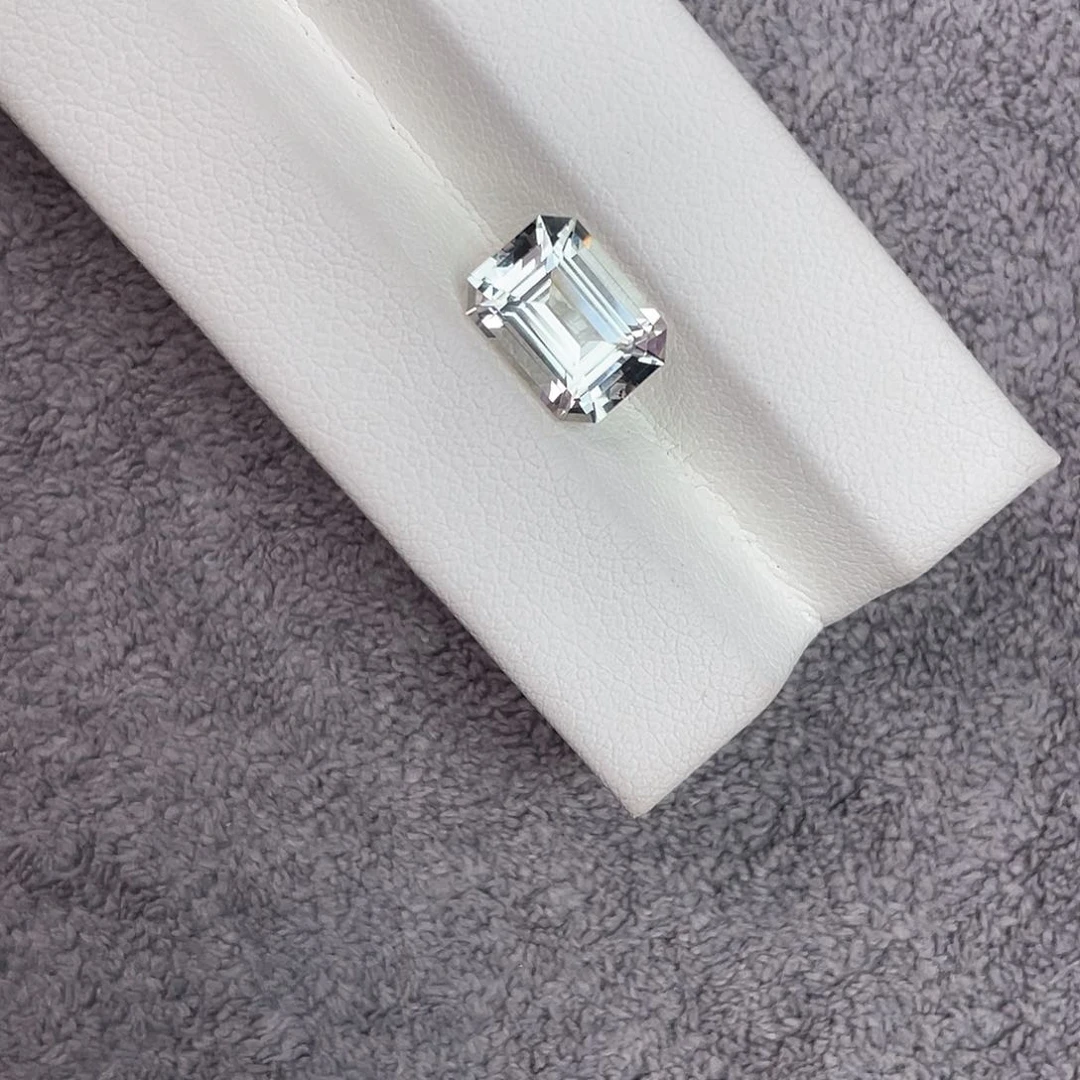 托帕石裸石未镶嵌5.2Ct。