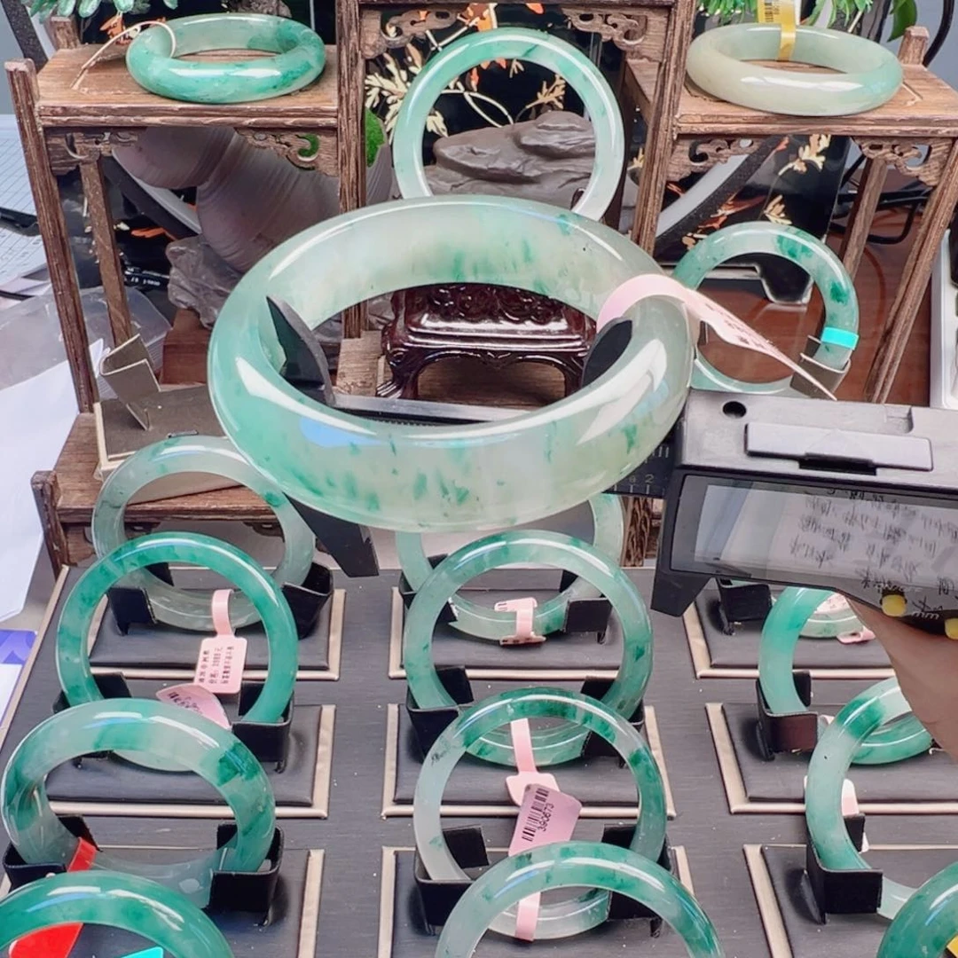 石英质玉（非洲翠）手镯未镶嵌