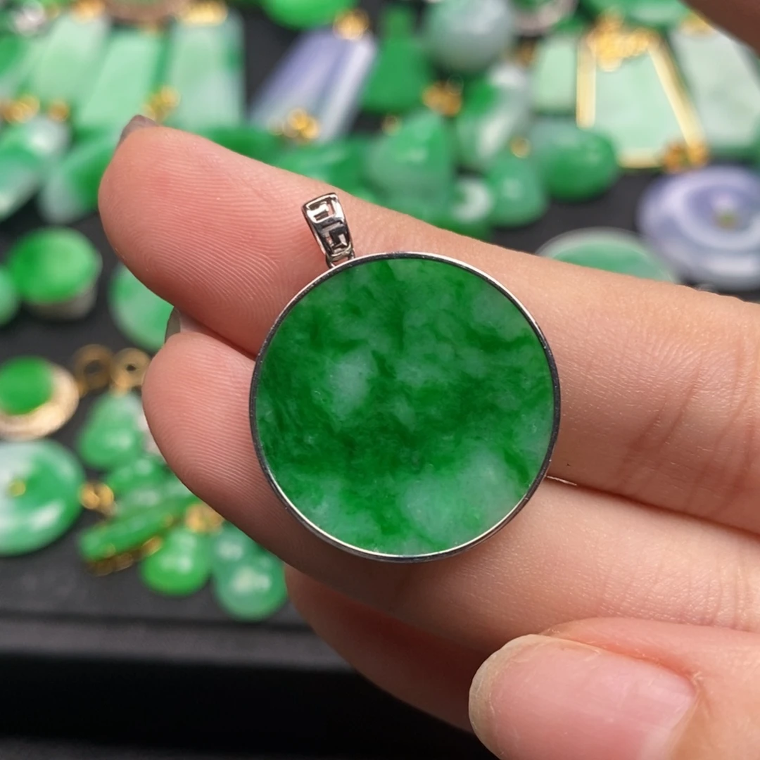 四****翡翠18K金镶嵌颈饰翡翠