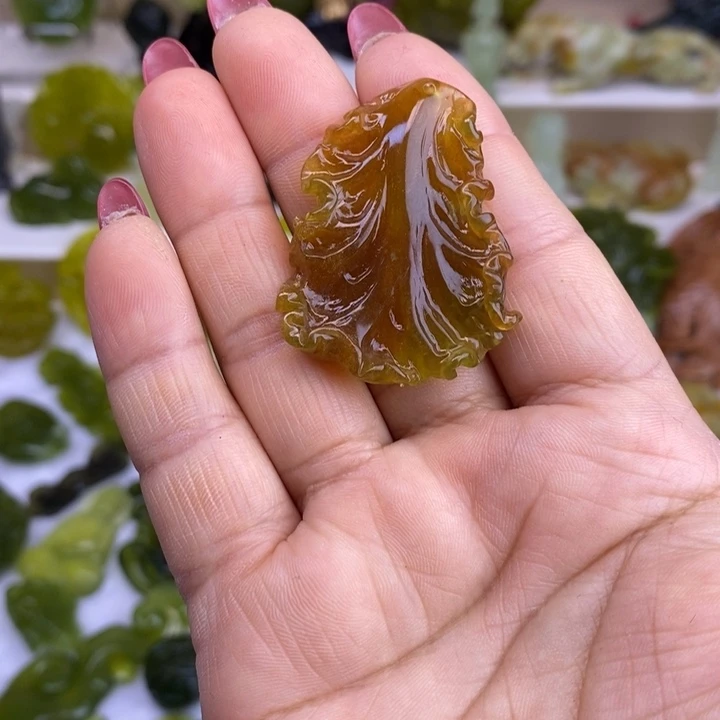 蛇纹石玉未镶嵌颈饰一**此
