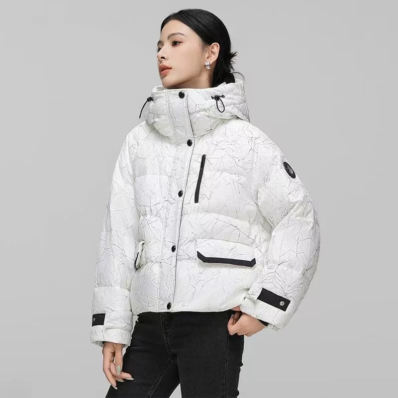 071-短款女士2024年冬季新款小个子女印花时尚外套