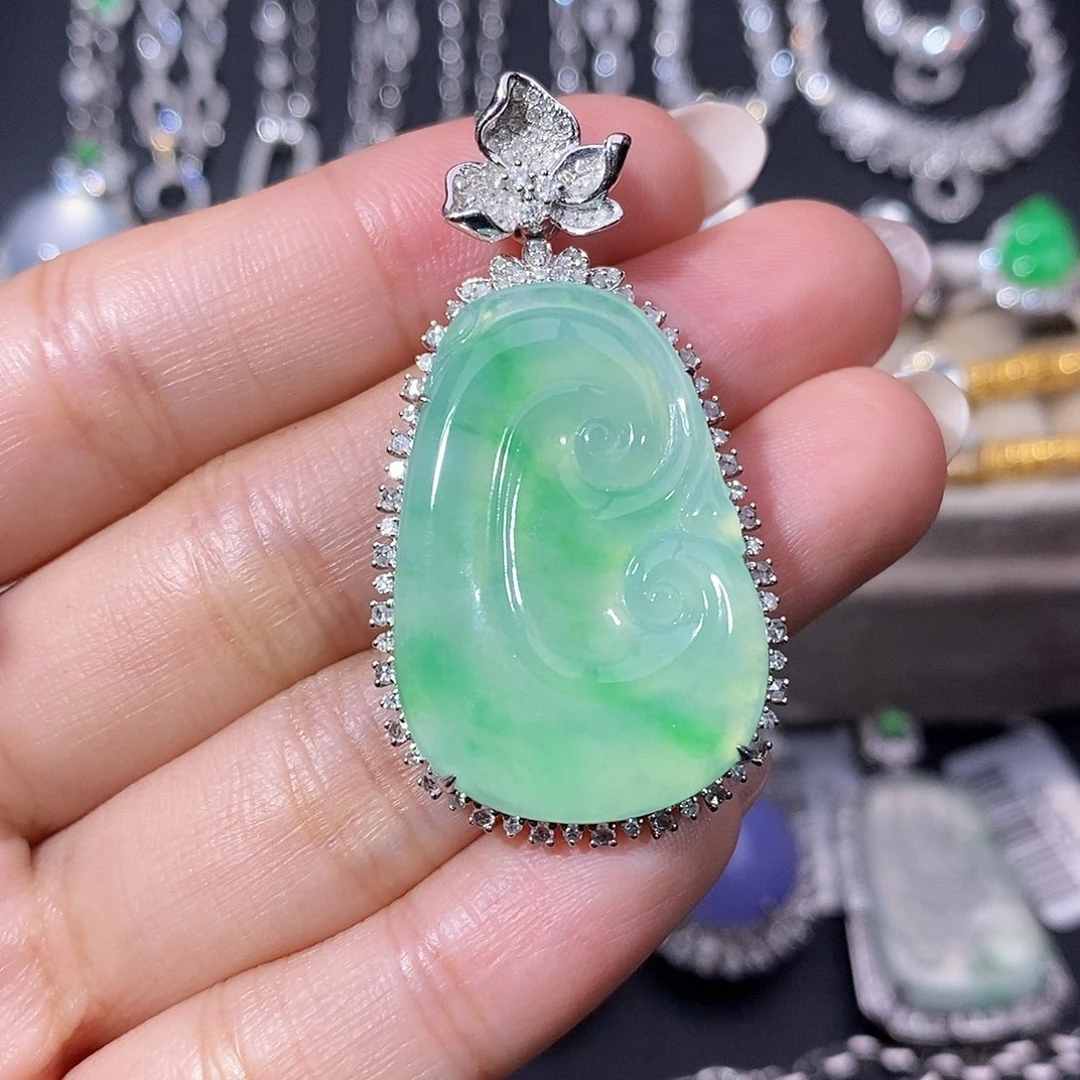 翡翠18K金镶嵌颈饰吊坠