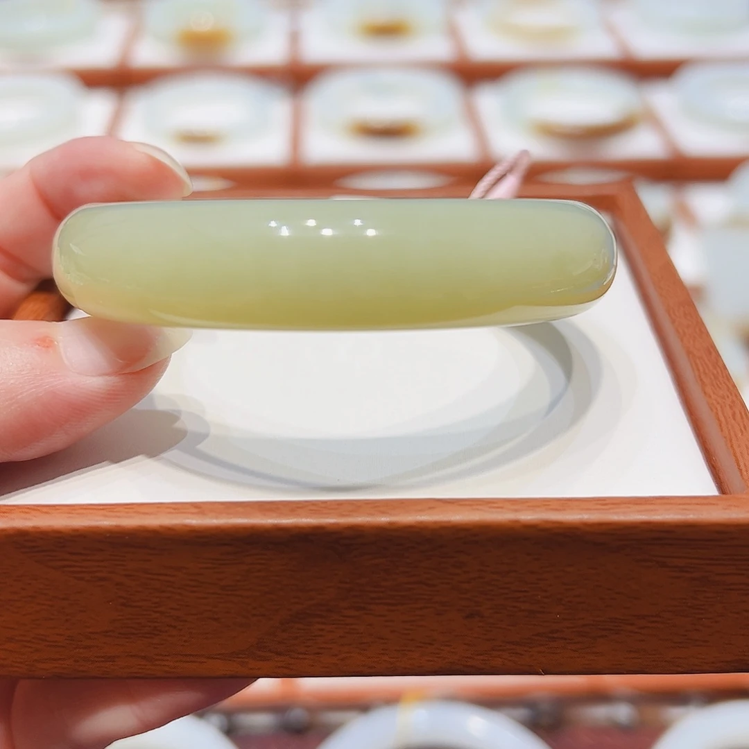 新***馆和田玉未镶嵌手镯