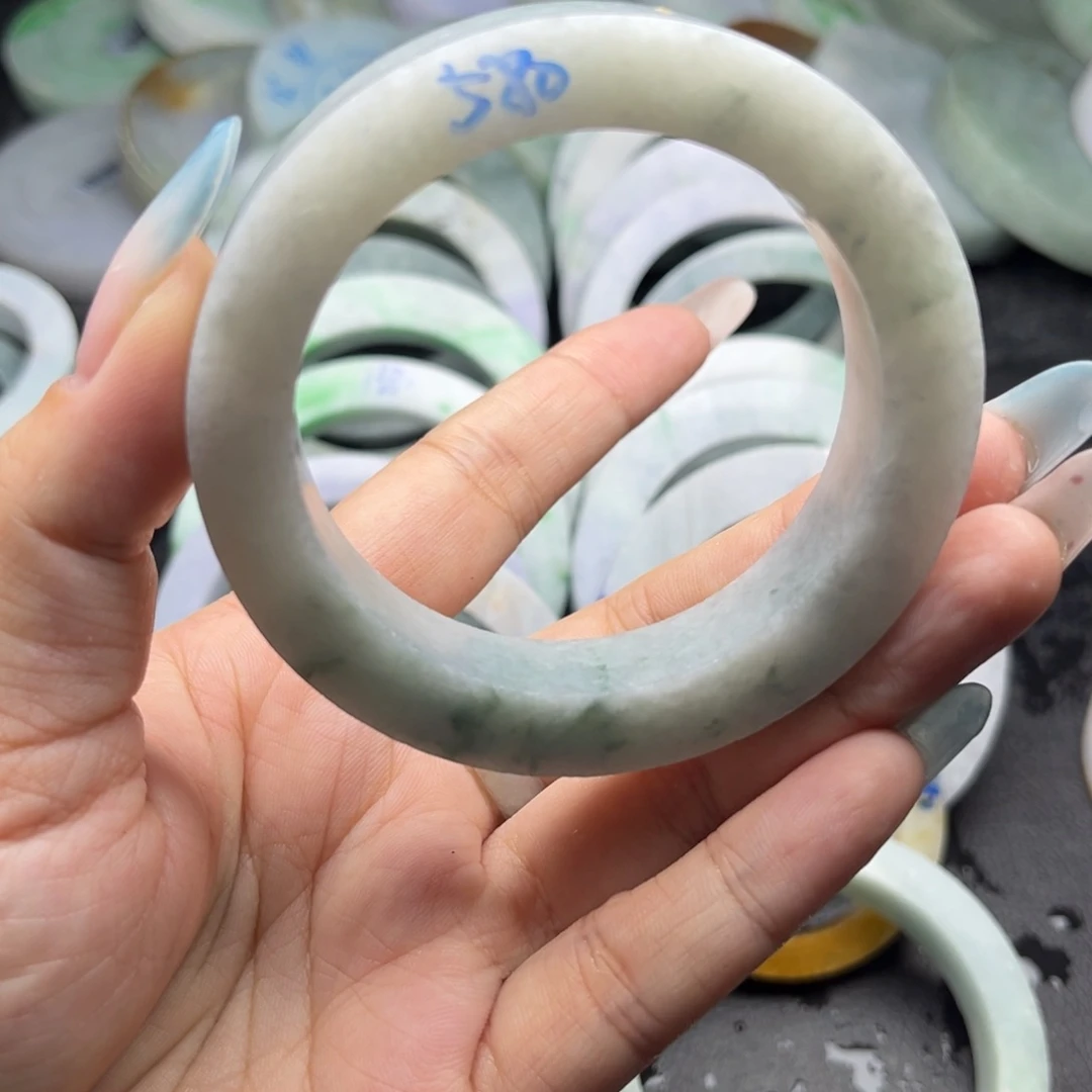 定制翡翠未镶嵌翡翠手镯