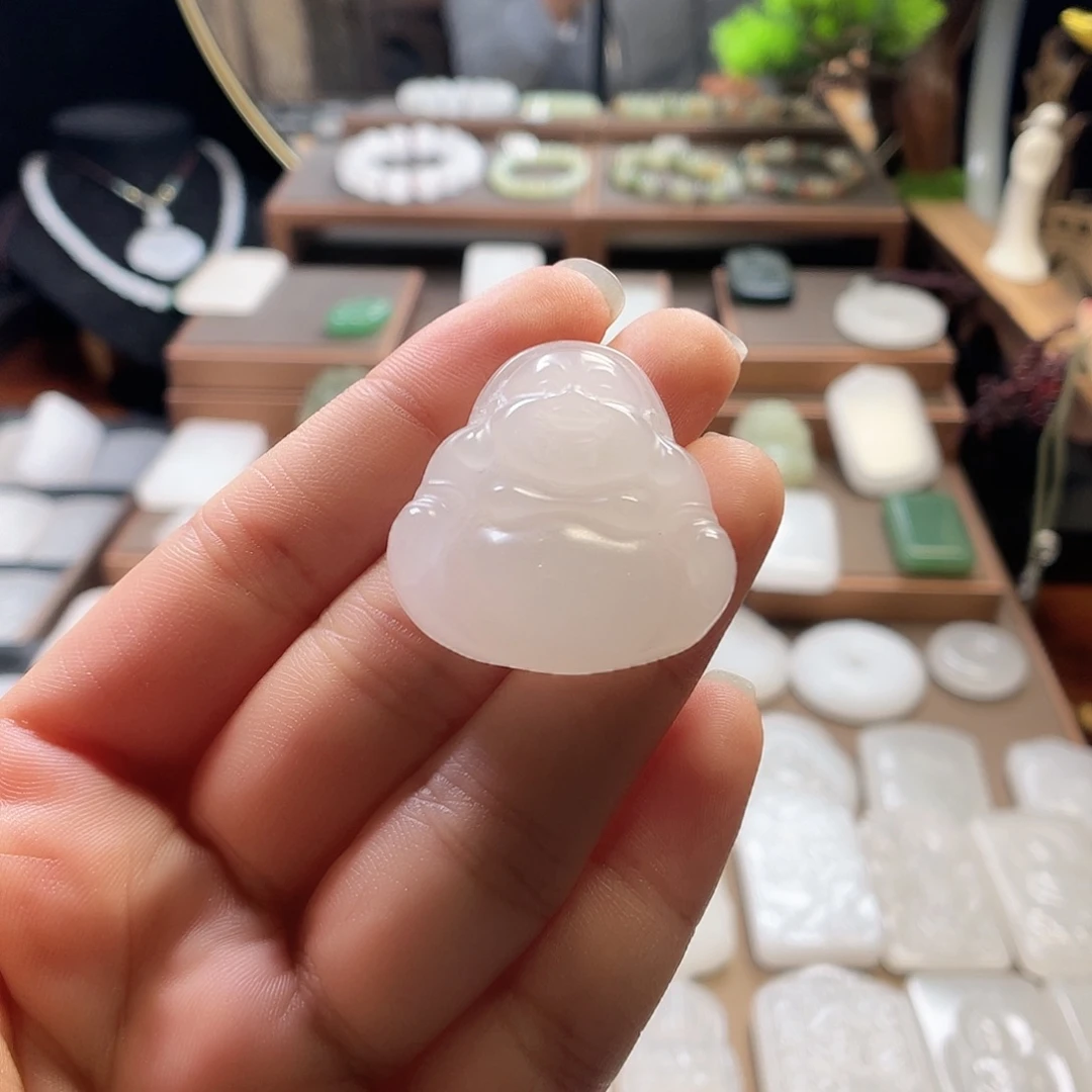 腾***飞颈饰未镶嵌石英质玉（金丝玉）
