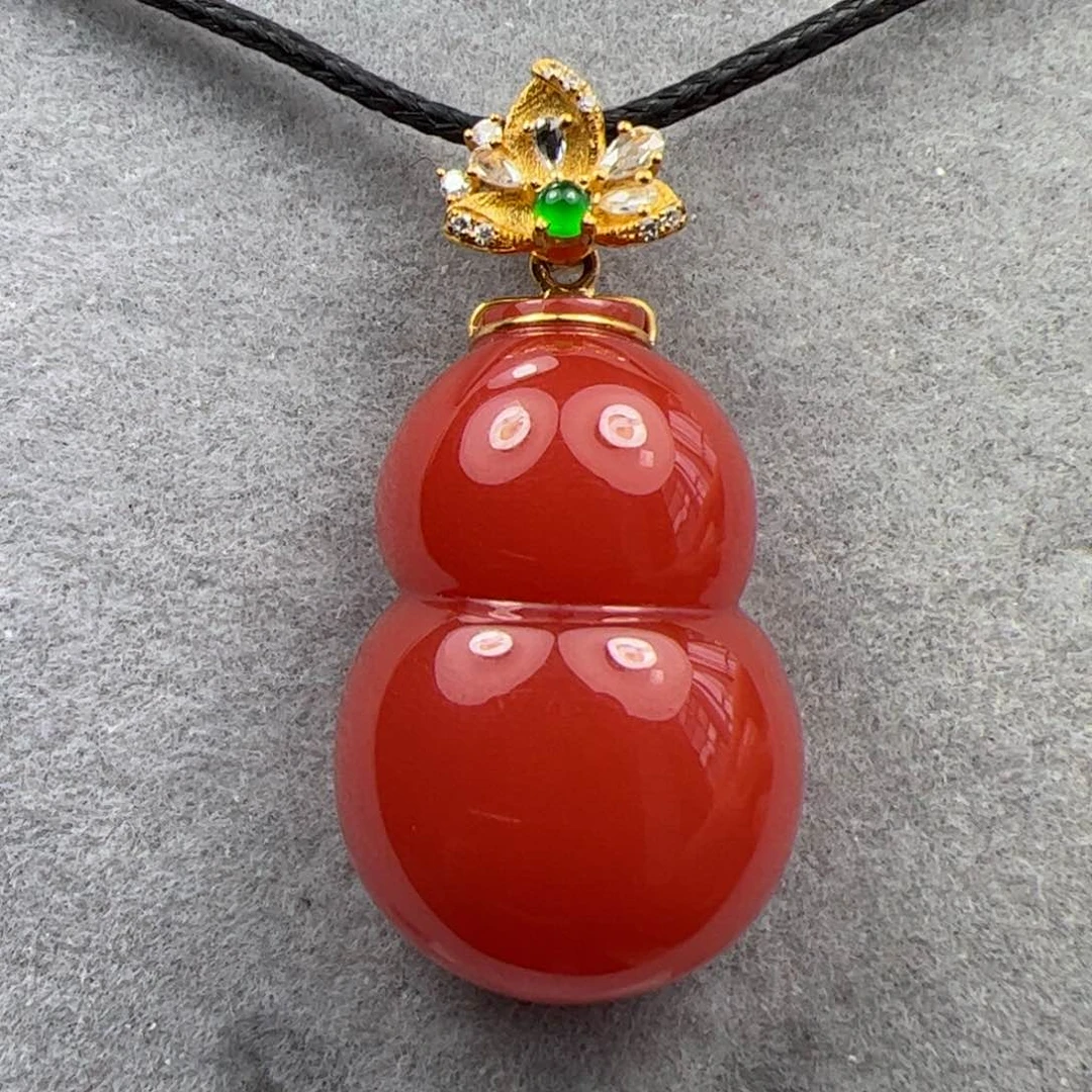 18K金镶嵌吊坠南红玛瑙