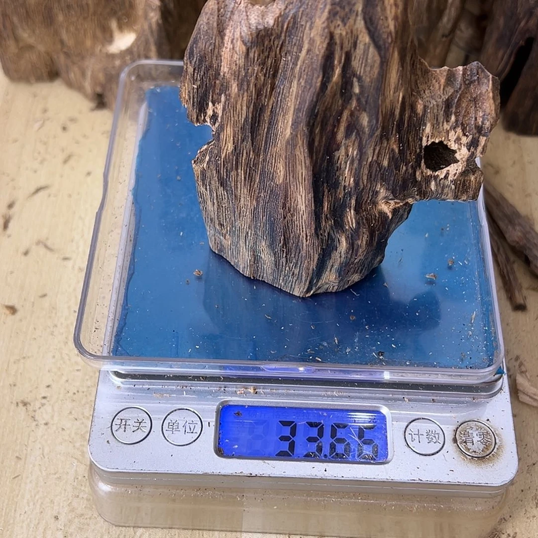 香料绿奇楠虫漏33克蓝宝石