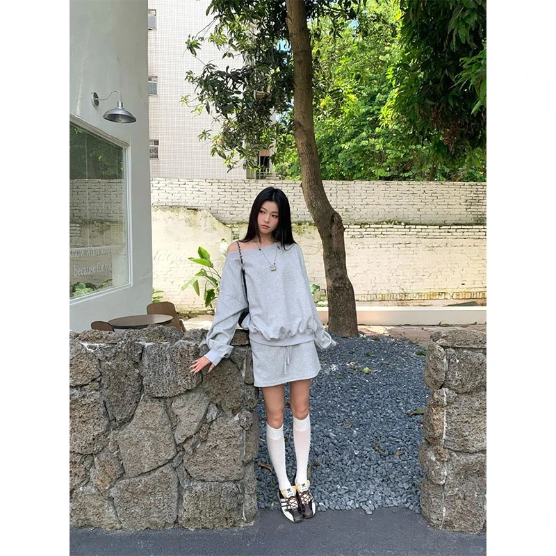 灰色斜肩卫衣女早秋宽松慵懒风休闲百搭显瘦露肩长袖百搭短裙两件