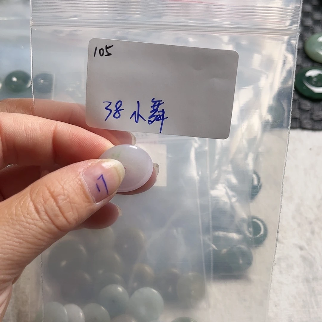 翡翠未镶嵌颈饰小***作不