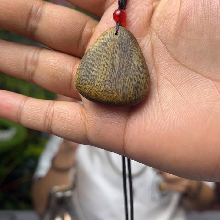 沉香碎屑沉香奇楠水滴形挂坠