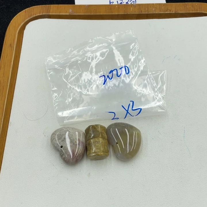 ****⁰颈饰合金硅化珊瑚（珊瑚玉）