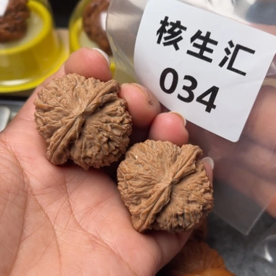 文玩核桃吊坠白狮子38