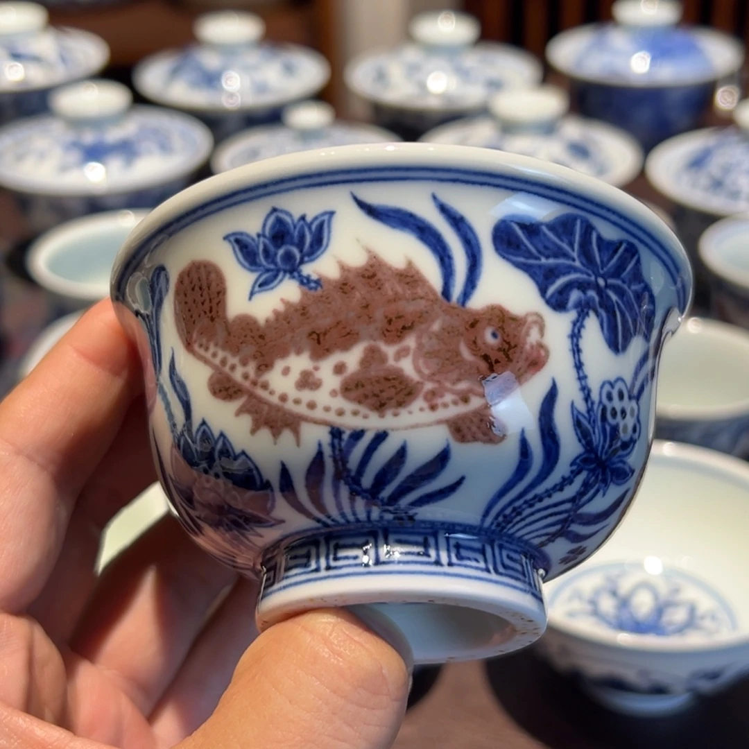 精品青花釉里红鱼藻纹压手杯口径约9.4厘米