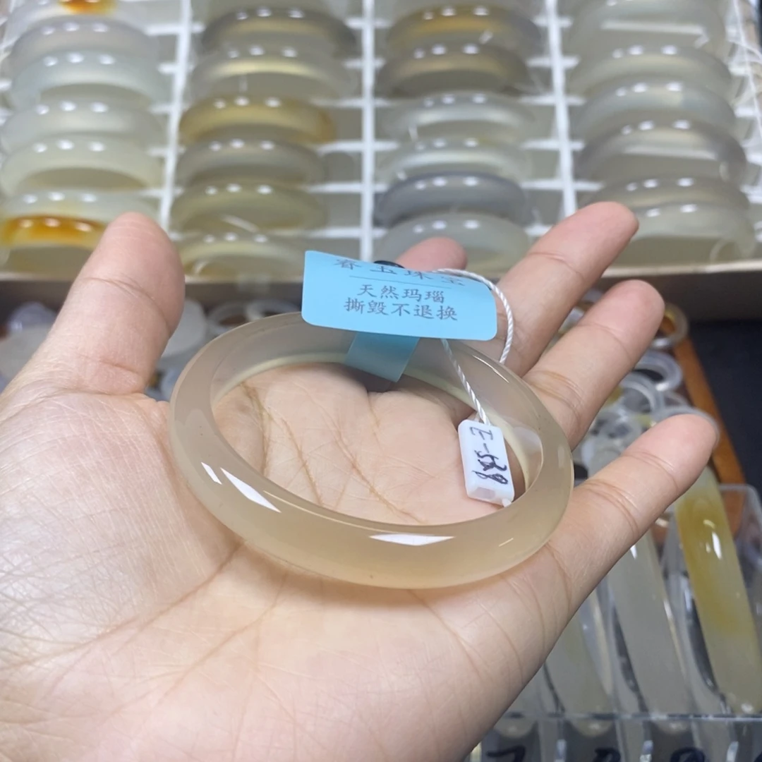 玲***发玛瑙/玉髓未镶嵌手镯