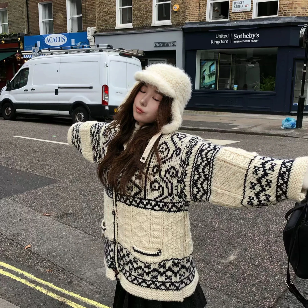 【HDL】韩国chic秋冬复古减龄翻领牛角扣花纹提花撞色长袖针织毛衣