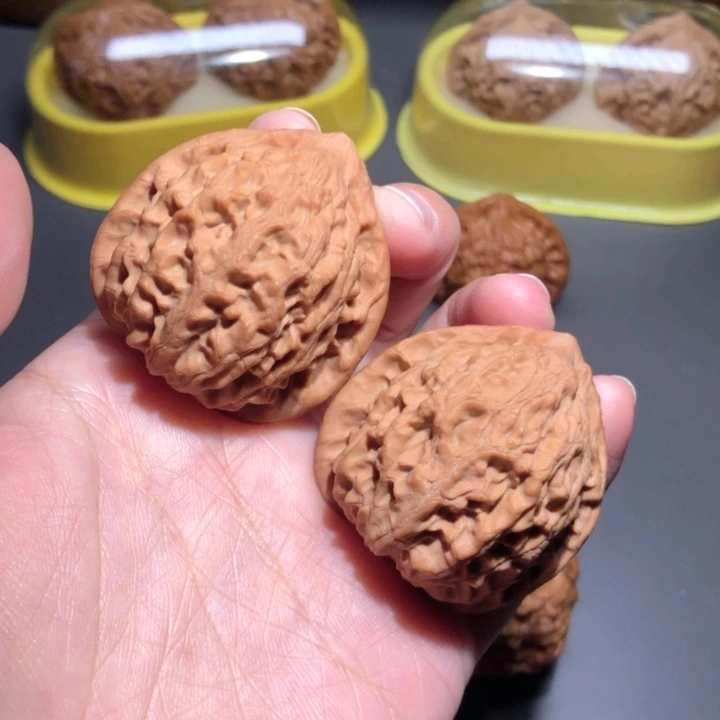 文玩核桃把件40全品金牛