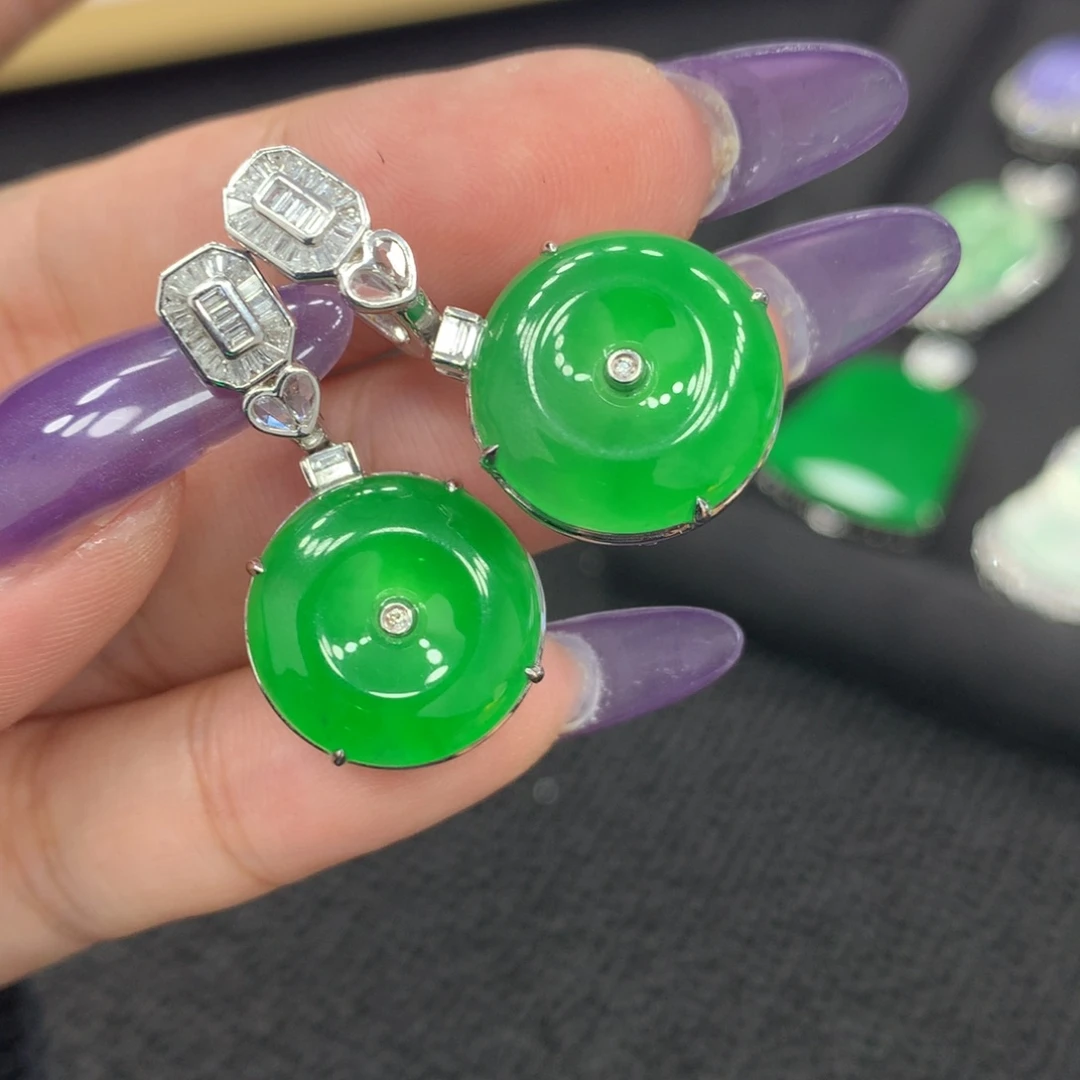 18K金镶嵌翡翠耳饰平安扣