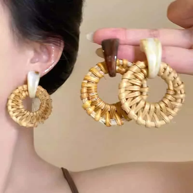 合金耳饰 木质藤草编2025新款度假风耳环女款夸张显脸小耳钉耳饰