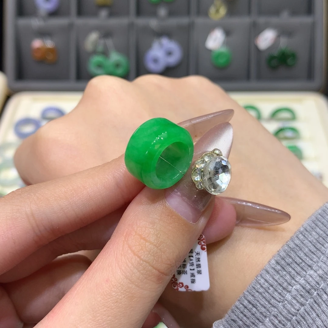 翡翠戒指未镶嵌爱**地路路通一个