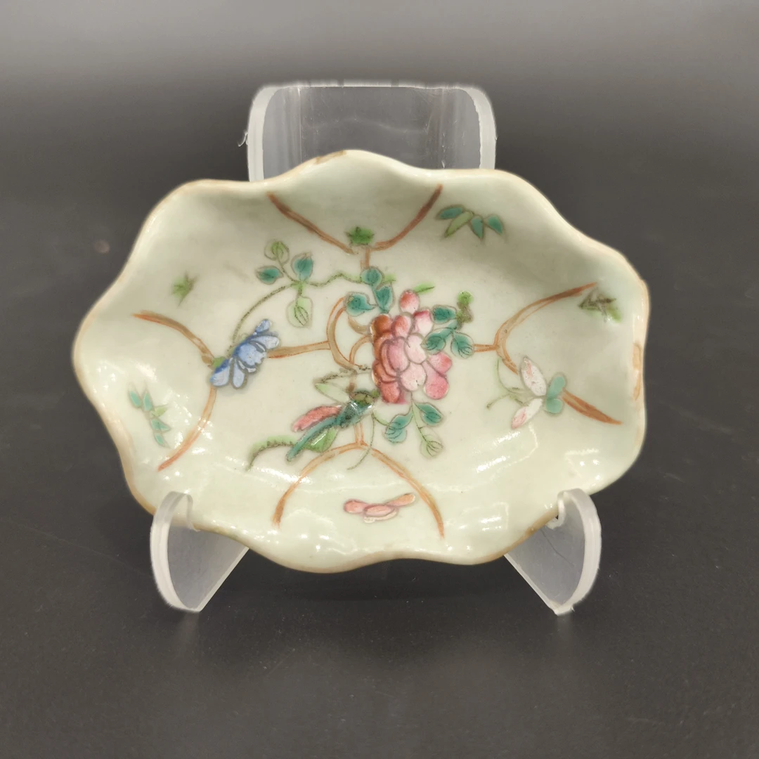 25090686清同治粉彩花卉纹荷叶笔添 直径8.7cm