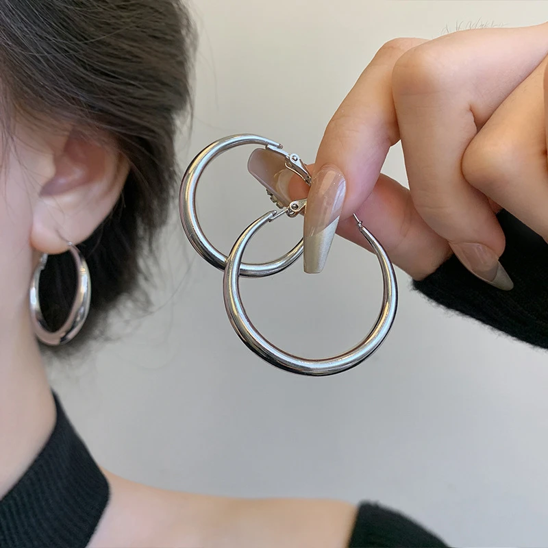 铜合金耳饰 2025新款冷淡风素圈个性耳环女 轻奢小众气质耳圈时尚