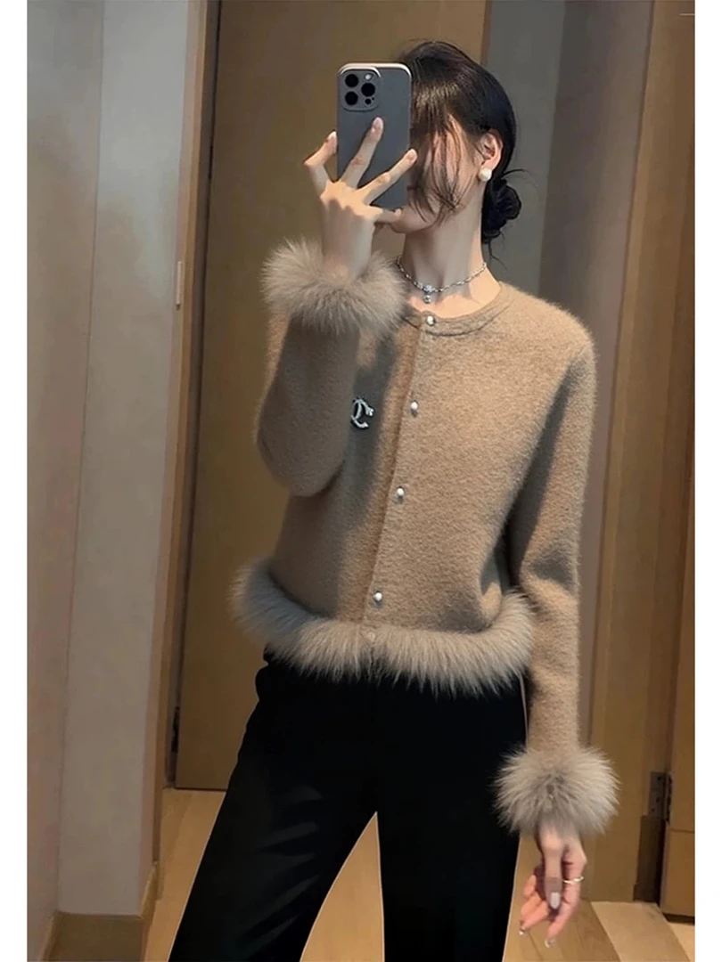 巨好看的毛边拼接上衣秋冬不撞款轻奢高端时髦洋气卡其色毛衣外套