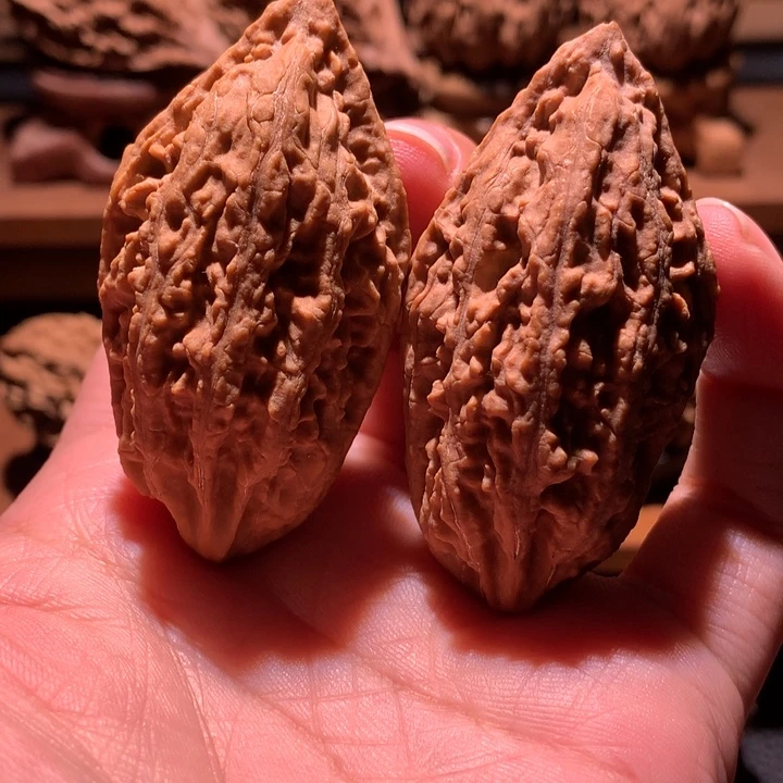 文玩核桃吊坠楸玥核77