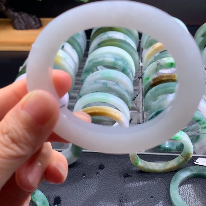 草***原定制翡翠手镯未镶嵌手镯