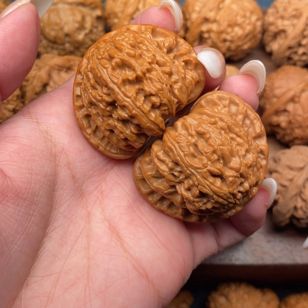 文玩核桃把件屹***酱三角白狮子43