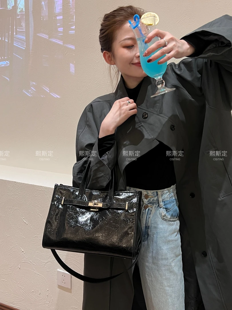 熙熙家真皮小众复古手提包包女2025新款大容量通勤托特包斜挎包