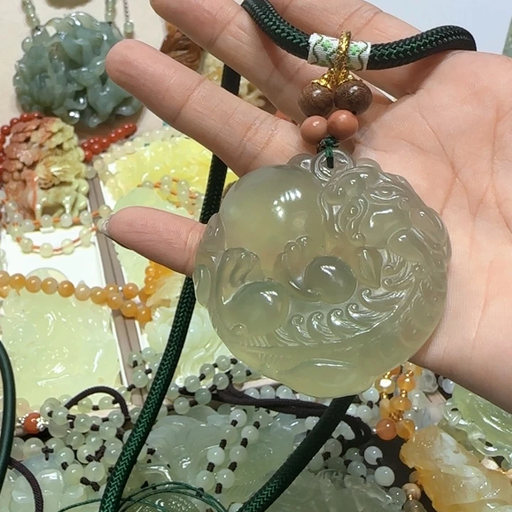 未镶嵌蛇纹石玉吊坠