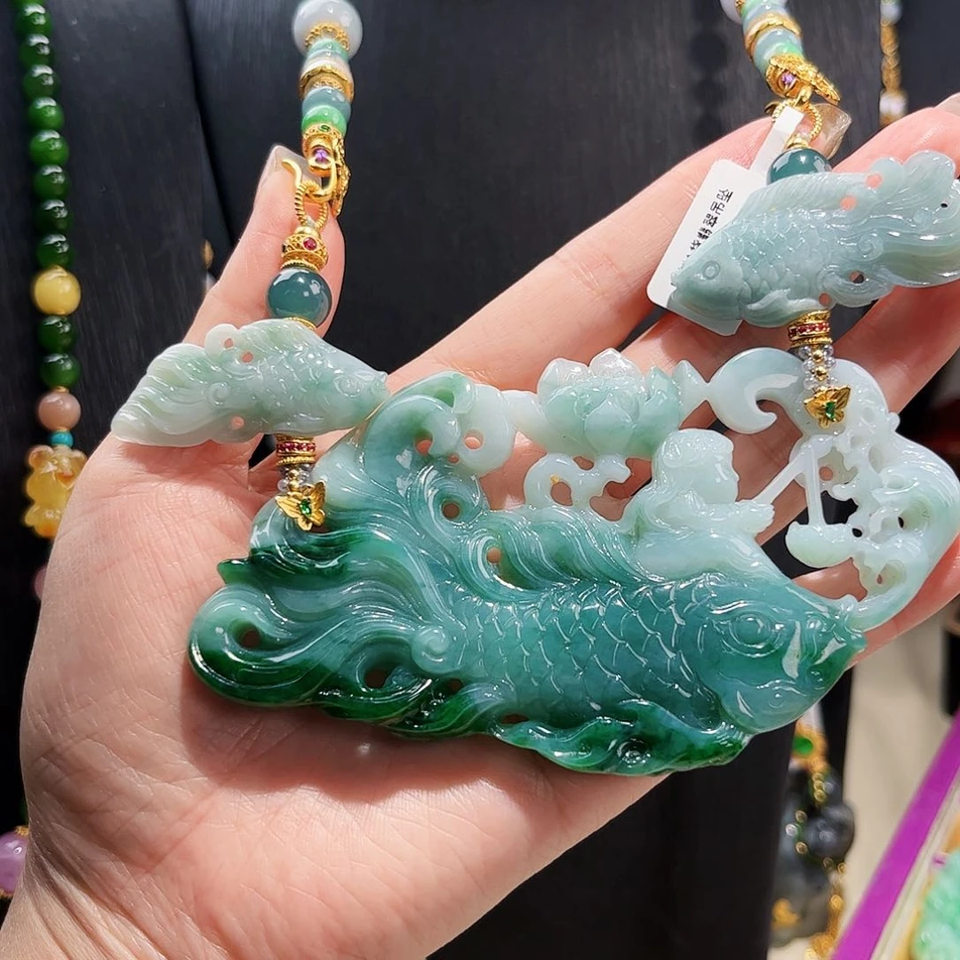 【闪购商品】翡翠吊坠(赠链)未镶嵌娜****）翡翠