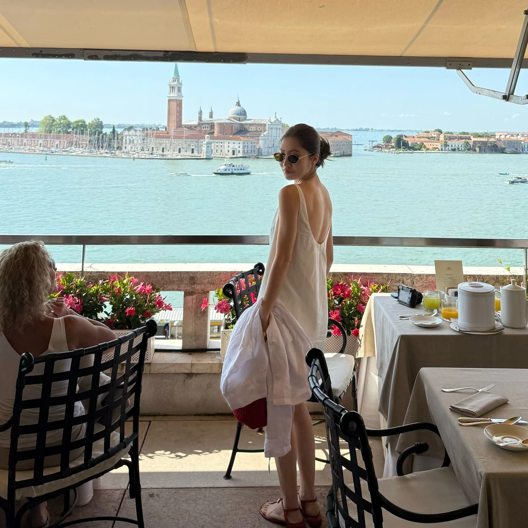 【ASHLEYASS】“Rosa”法式轻熟一字领吊带质感简约连衣裙LSQ250601Y