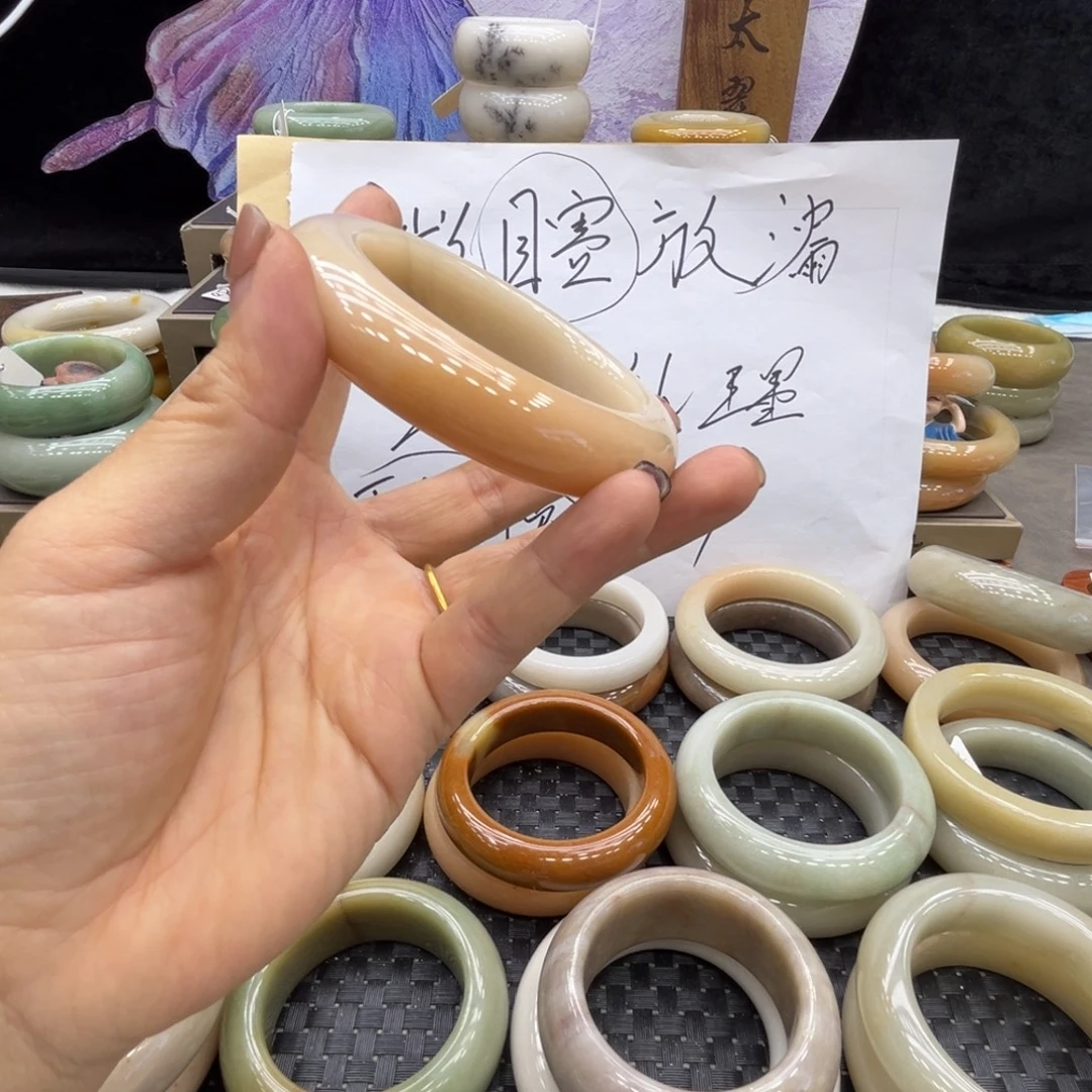 ****飞石英质玉未镶嵌手镯