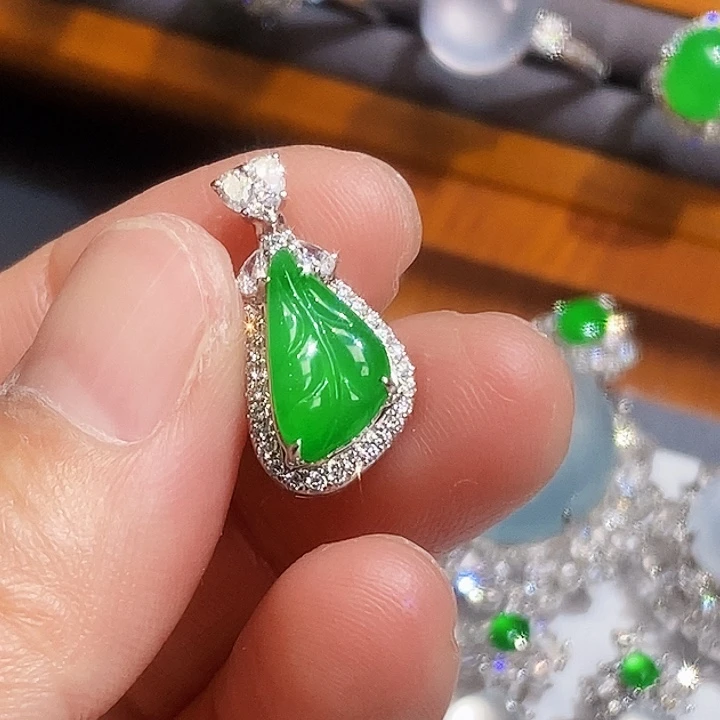 吊坠(不含链)18K金镶嵌翡翠