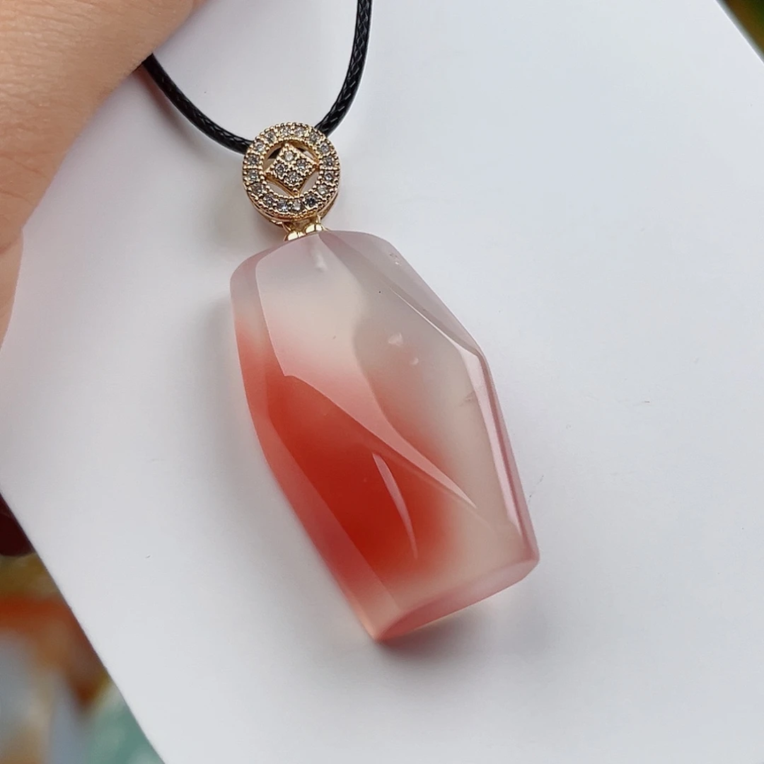 南红玛瑙合金颈饰吊坠