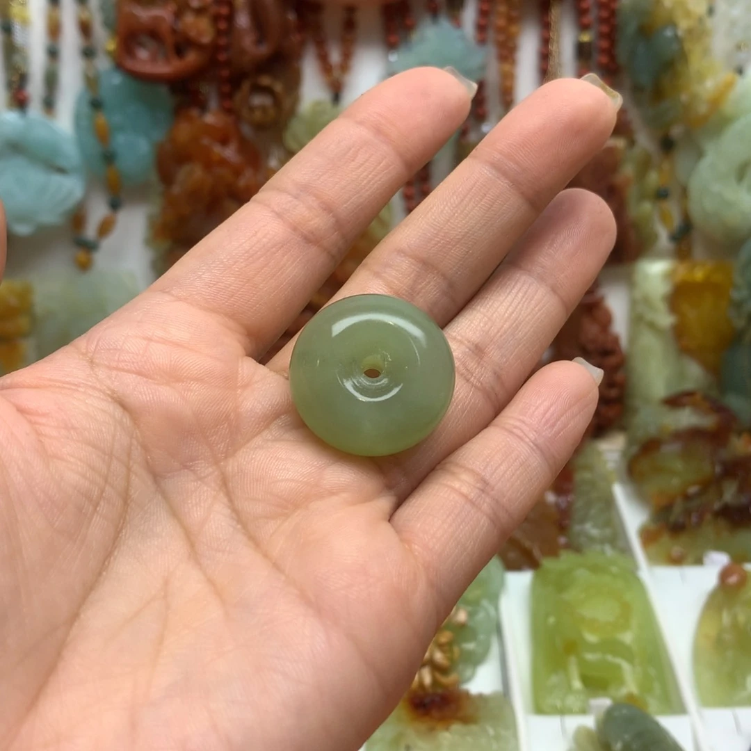 蛇纹石玉颈饰未镶嵌