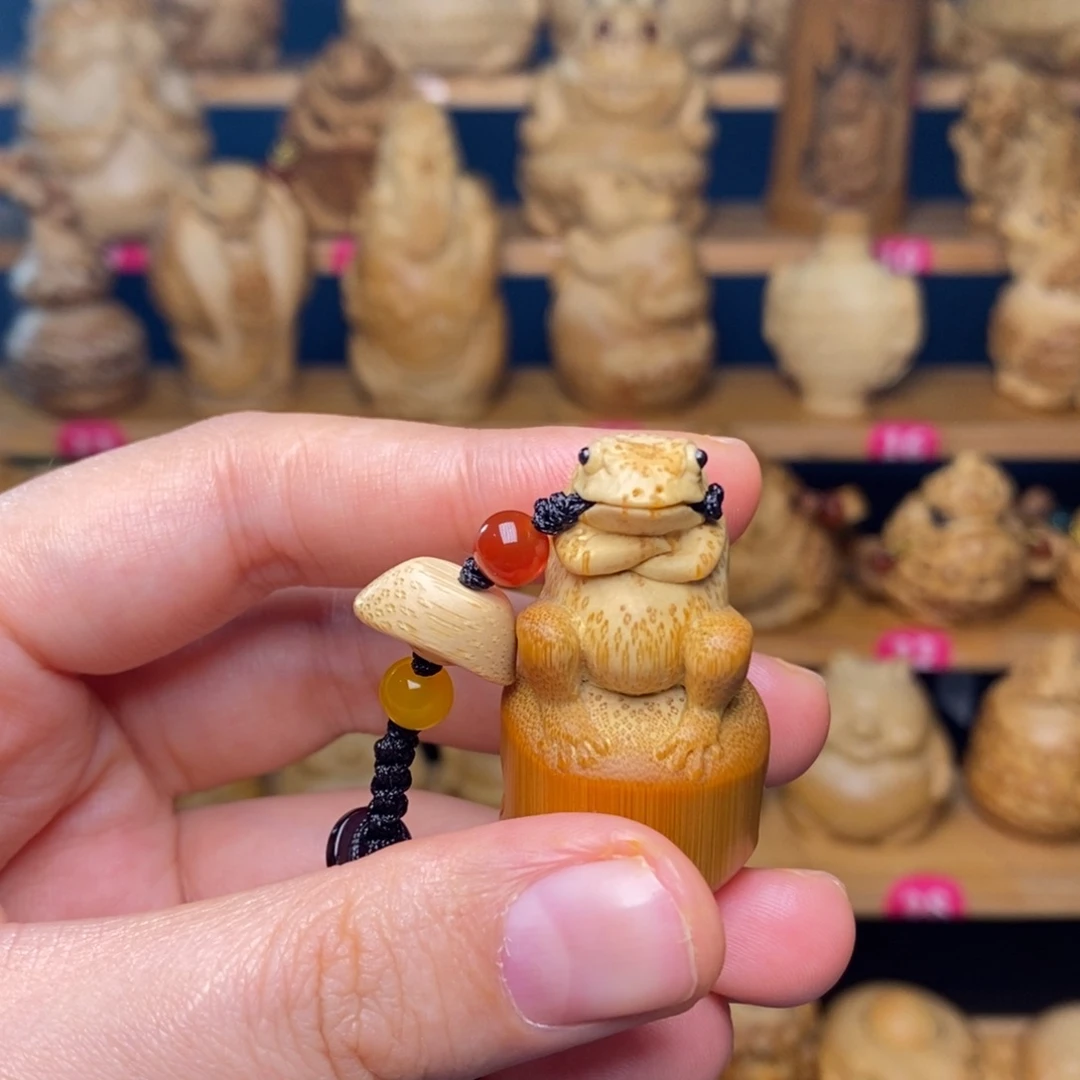 竹呱呱来财竹雕小包挂