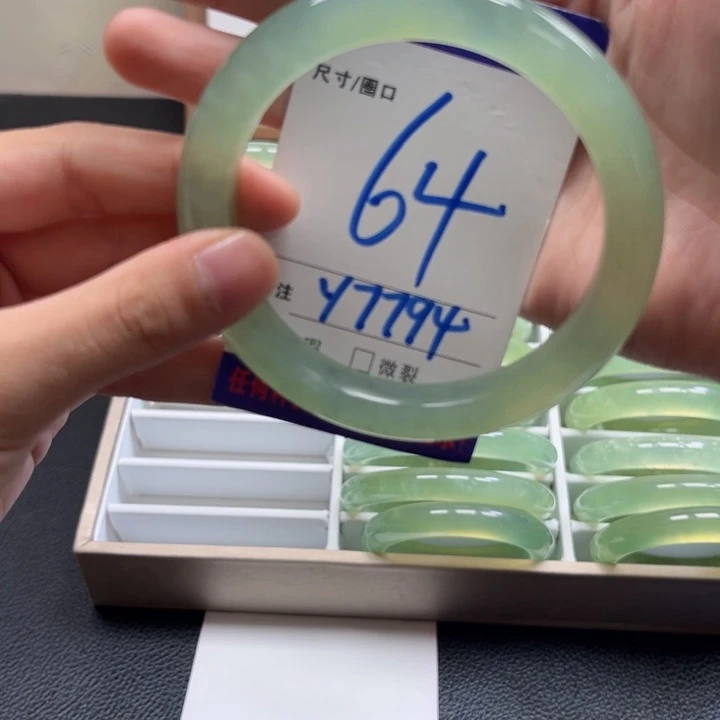 蛇纹石玉未镶嵌手镯（圆镯）