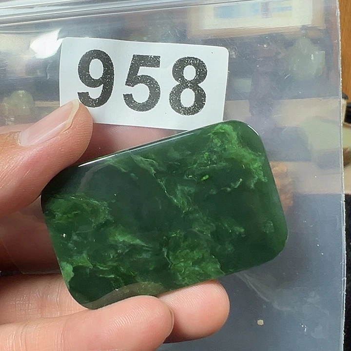 小***生和田玉未镶嵌颈饰