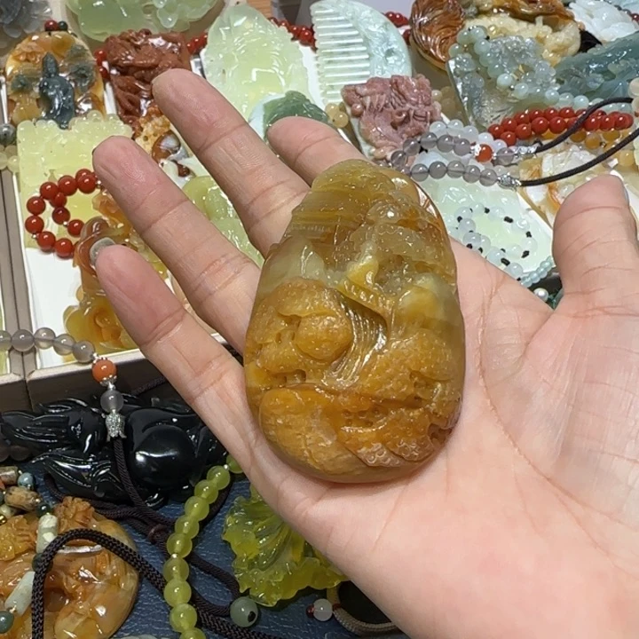 未镶嵌蛇纹石玉吊坠