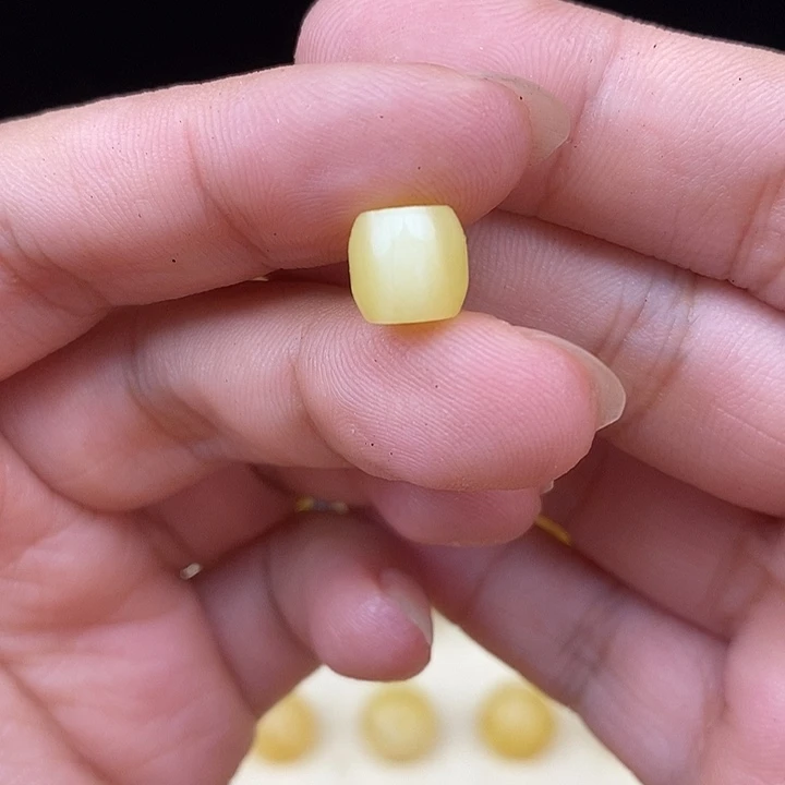 未镶嵌琥珀珠宝奇石81