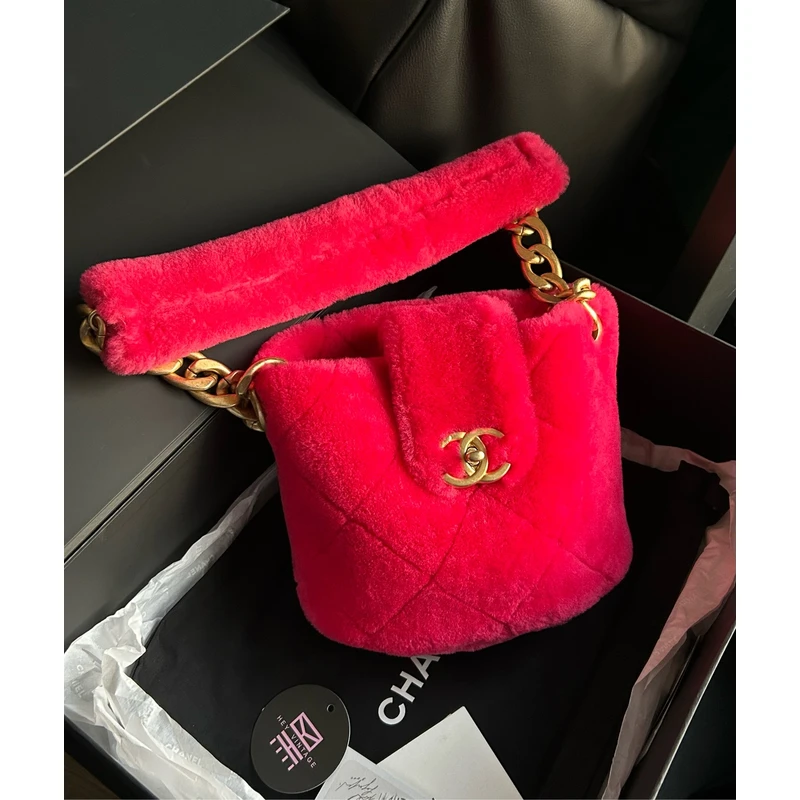 95新 Chanel/香奈儿 展会外场！粉色毛毛水桶包