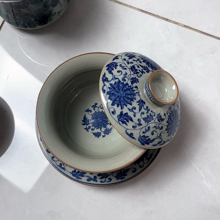 青花缠枝莲元宝盖碗