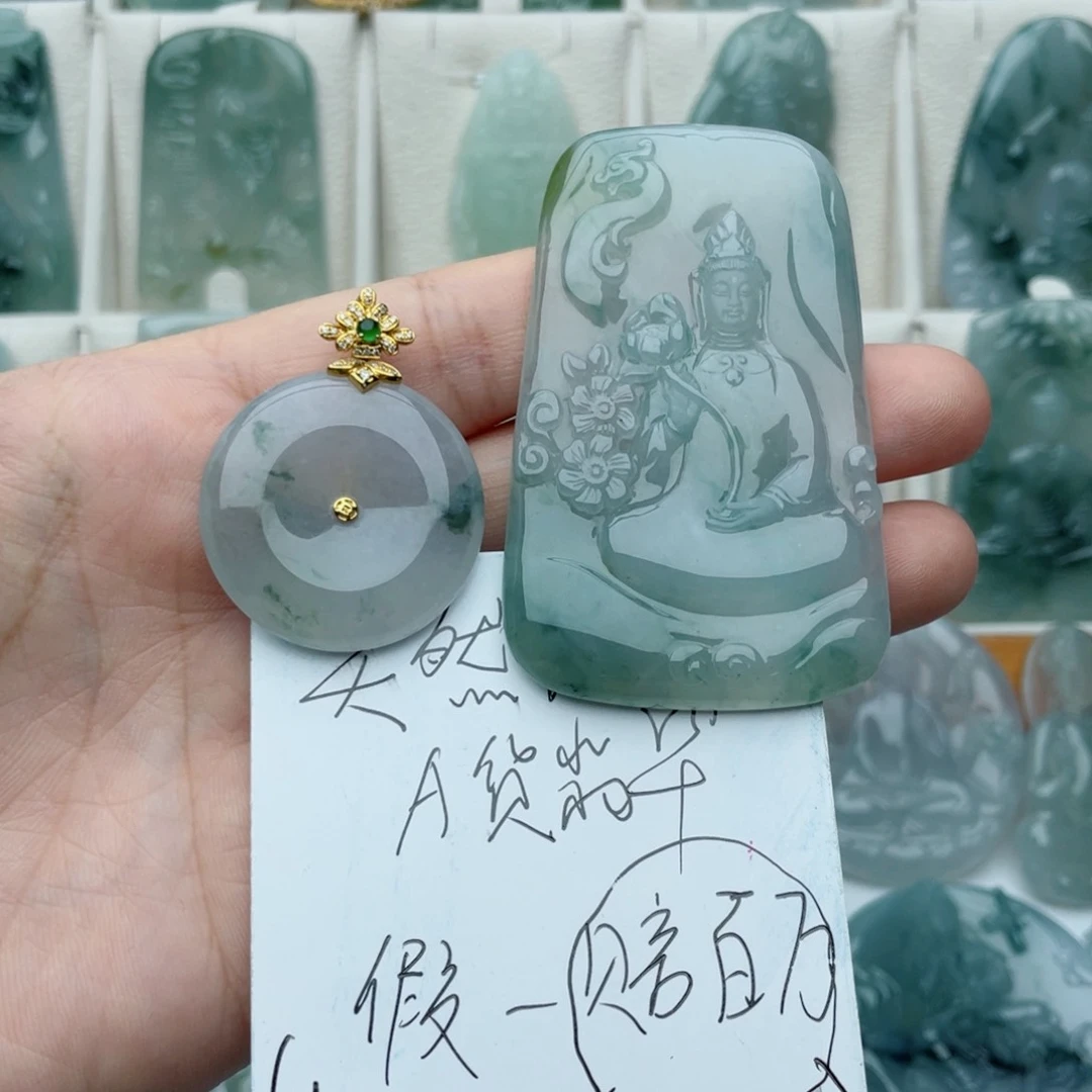 翡翠未镶嵌颈饰杨*。