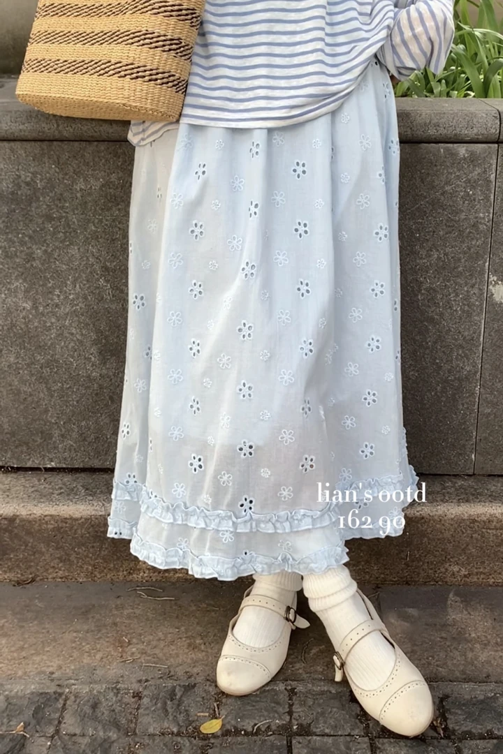 2453 “小花野径”法式温柔镂空绣花木耳边拼半身裙