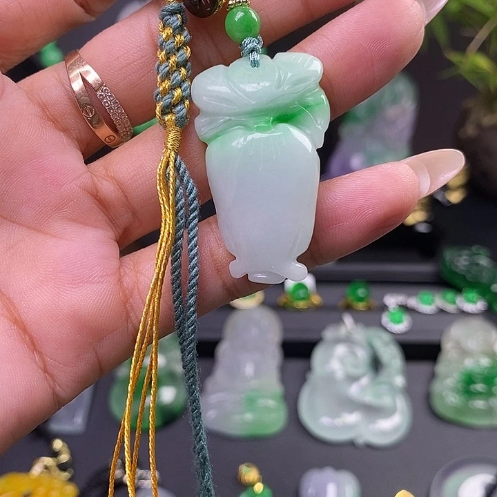 翡翠未镶嵌吊坠(赠链)